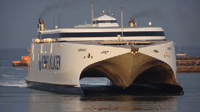 CAr-ferry Kate Express1 à l'entrée au port
