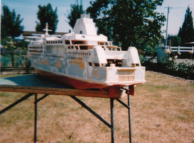maquette-ferry-normandie-mise-en-peinture-du-carenage2